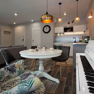  Apartament Of The Kings Piano